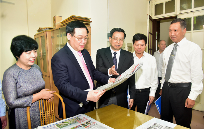 Bí thư Thành ủy thăm, chúc mừng Báo Hànộimới  và Đài Phát thanh và Truyền hình Hà Nội