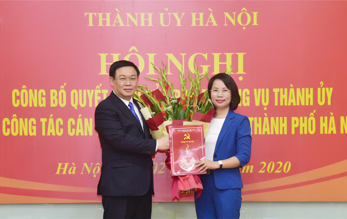 Bí thư Thành ủy Vương Đình Huệ trao Quyết định công tác cán bộ tại Liên đoàn Lao động Thành phố