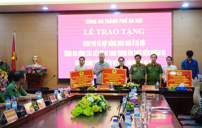 Trao tặng hỗ trợ cho thân nhân 03 liệt sỹ hy sinh tại Đồng Tâm
