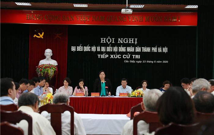 Chủ tịch HĐND Thành phố Nguyễn Thị Bích Ngọc tiếp xúc cử tri tại quận Cầu Giấy