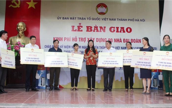 Ủy ban MTTQ Việt Nam Thành phố bàn giao kinh phí xây dựng 90 nhà Đại đoàn kết