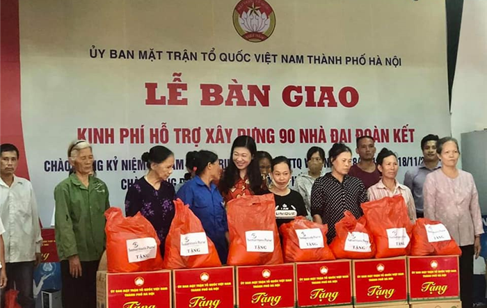 Trao tặng 300 suất quà cho các hộ nghèo tại 13 xã của huyện Ứng Hòa