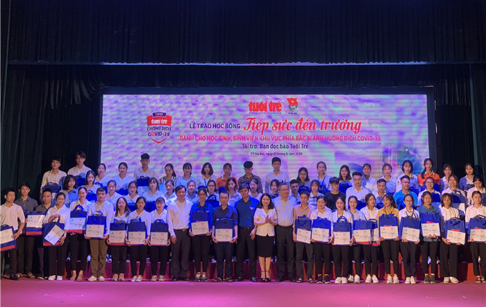 200 học bổng “Tiếp sức đến trường” tặng học sinh, sinh viên khó khăn bị ảnh hưởng bởi dịch Covid-19