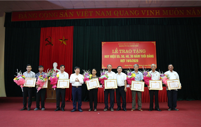Bí thư Huyện ủy Sóc Sơn trao Huy hiệu Đảng đợt 19-5 tại Đảng bộ xã Minh Phú