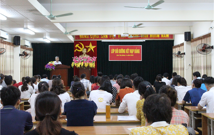 Khai giảng lớp bồi dưỡng kết nạp Đảng