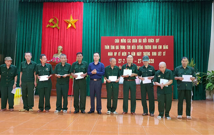 Thăm, tặng quà các trung tâm nuôi dưỡng người có công