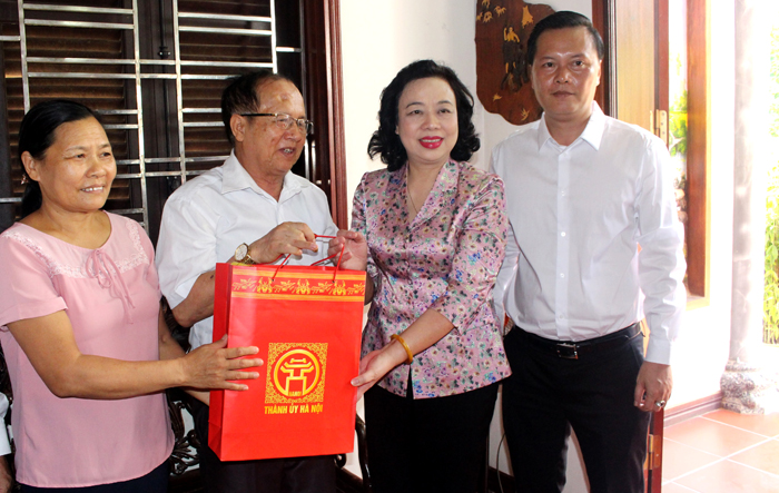 Phó Bí thư Thường trực Thành uỷ Ngô Thị Thanh Hằng thăm, tặng quà gia đình chính sách tiêu biểu huyện Đan Phượng