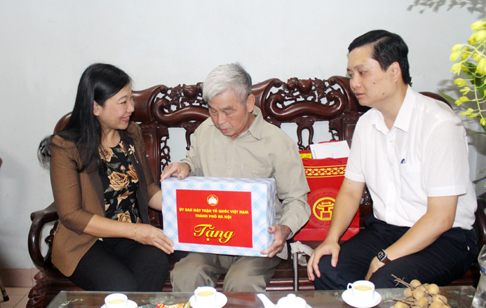 Chủ tịch Ủy ban MTTQ Việt Nam thành phố Hà Nội thăm, tặng quà gia đình chính sách tiêu biểu huyện Thanh Trì