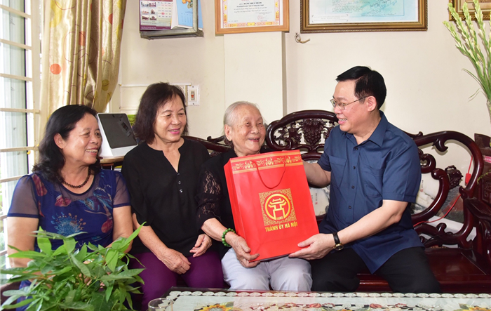 Bí thư Thành ủy Vương Đình Huệ thăm, tặng quà  gia đình thương binh, liệt sĩ 