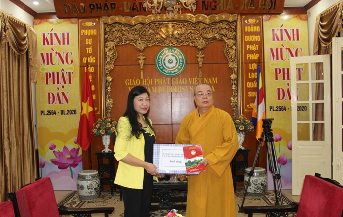 Ủy ban MTTQ Việt Nam Thành phố thăm, tặng quà chức sắc, chức việc, nhà tu hành là thân nhân liệt sĩ
