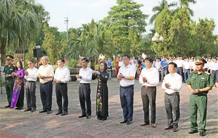 Dâng hương tưởng niệm các anh hùng liệt sỹ nhân kỷ niệm 73 năm Ngày Thương binh - Liệt sỹ (27/7/1947-27/7/2020)