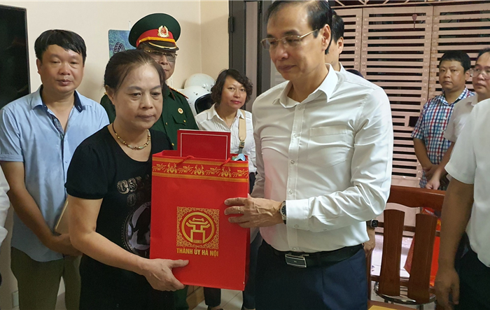Phó Bí thư Thành ủy Đào Đức Toàn thăm, tặng quà gia đình các liệt sĩ hy sinh tại Đồng Tâm