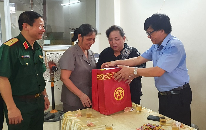 Chủ tịch HĐND Thành phố Nguyễn Thị Bích Ngọc thăm gia đình thương binh quận Hà Đông