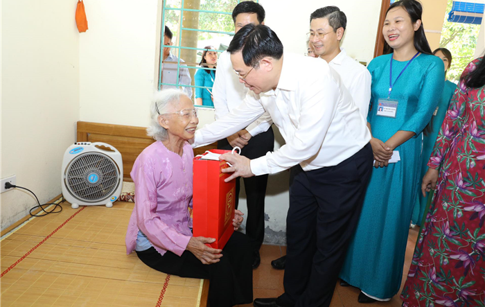 Bí thư Thành ủy Vương Đình Huệ thăm, tặng quà tri ân thương binh, thân nhân liệt sĩ