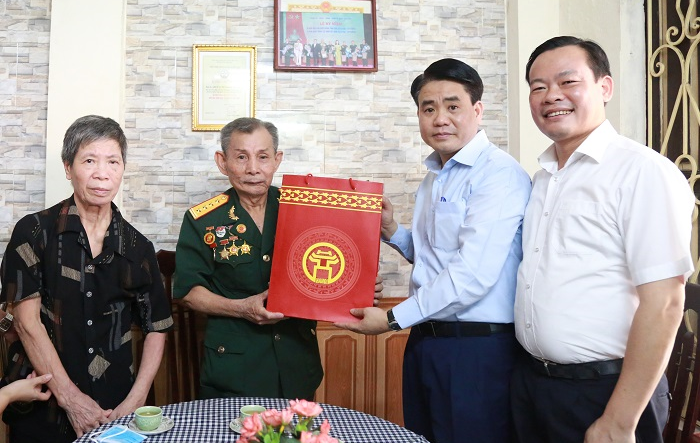 Phó bí thư Thành ủy, Chủ tịch UBND thành phố Hà Nội Nguyễn Đức Chung thăm, tặng quà gia đình chính sách
