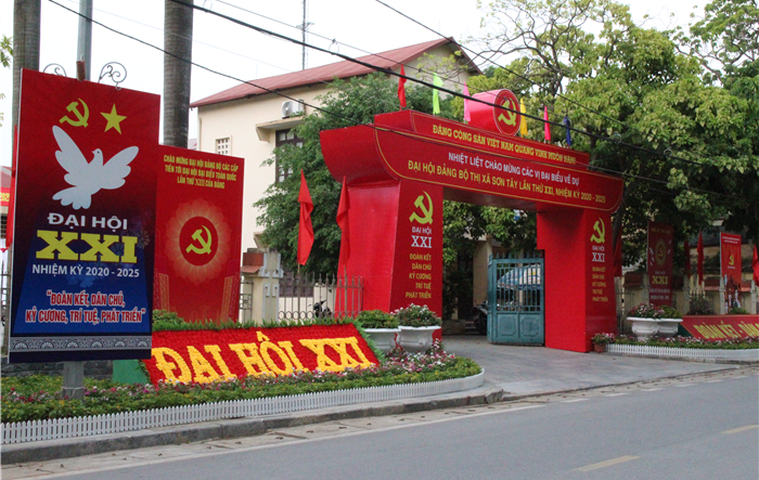 Rực rỡ cờ hoa trước ngày Đại hội Đảng bộ thị xã Sơn Tây