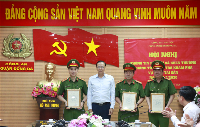 Phó Bí thư Thành ủy Đào Đức Toàn trao Thư khen, Bằng khen cho Công an thành phố Hà Nội