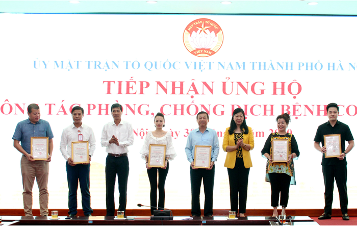 Ủy ban MTTQ Việt Nam thành phố Hà Nội tiếp nhận trên 900 triệu đồng ủng hộ phòng, chống dịch Covid-19