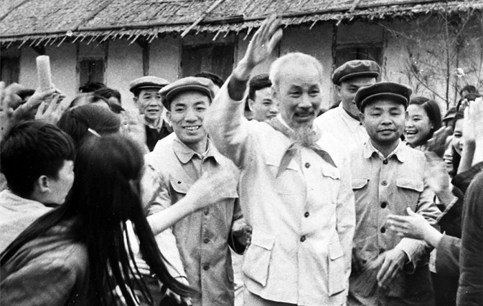 Hồ Chí Minh với việc xây dựng lực lượng cách mạng và sự vận dụng của Đảng trong tình hình hiện nay