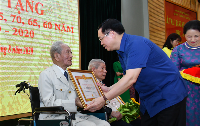 Bí thư Thành ủy Vương Đình Huệ trao Huy hiệu Đảng cho đảng viên quận Hoàn Kiếm