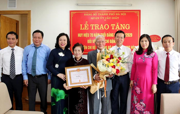 Phó Bí thư Thường trực Thành ủy Ngô Thị Thanh Hằng trao Huy hiệu 70 năm tuổi Đảng cho các đảng viên lão thành