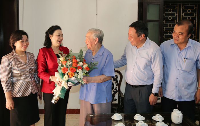 Phó Bí thư Thường trực Thành uỷ thăm, tặng quà cán bộ lão thành cách mạng