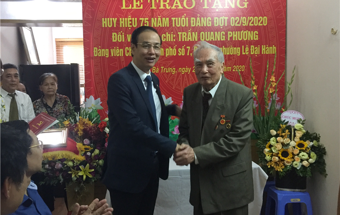Phó Bí thư Thành ủy Hà Nội Đào Đức Toàn  trao Huy hiệu 75 năm tuổi Đảng