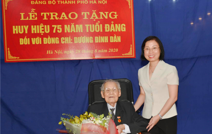 Bí thư Thị uỷ Sơn Tây trao tặng Huy hiệu 75 năm tuổi Đảng cho đảng viên lão thành