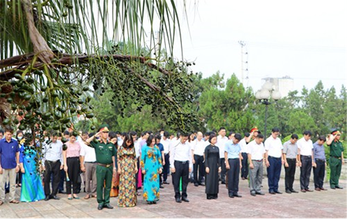 Lãnh đạo Thị uỷ Sơn Tây dâng hương tưởng niệm các liệt sỹ nhân kỷ niệm 75 năm ngày Quốc khánh nước CHXHCN Việt Nam