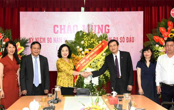 Phó Bí thư Thường trực Thành ủy Ngô Thị Thanh Hằng chúc mừng Tạp chí Cộng sản