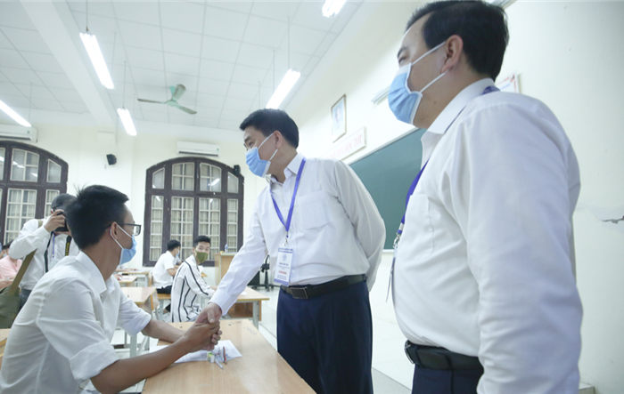 Chủ tịch UBND Thành phố Nguyễn Đức Chung kiểm tra thi tại Trường THPT Phan Đình Phùng