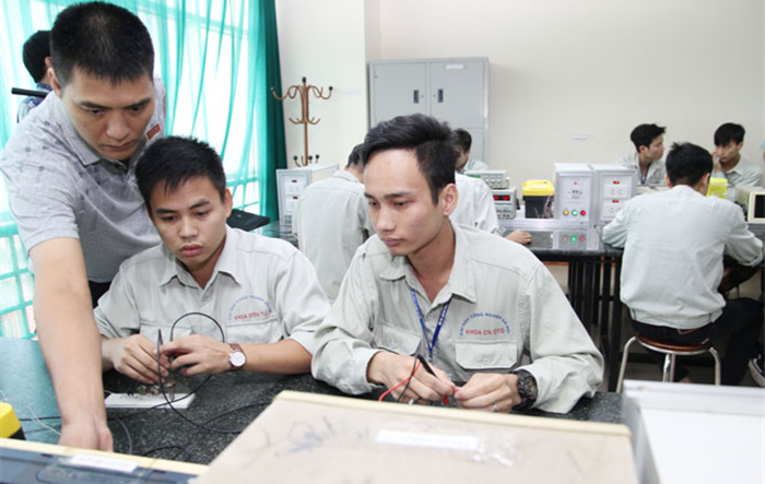 Tiếp tục ưu tiên phát triển nguồn nhân lực