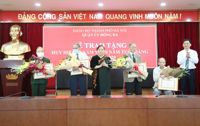Chủ tịch HĐND Thành phố Nguyễn Thị Bích Ngọc trao Huy hiệu Đảng tại quận Đống Đa