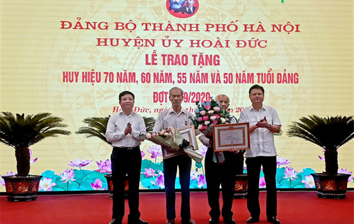 Huyện ủy Hoài Đức tổ chức trao tặng Huy hiệu Đảng đợt 02-9