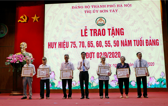 193 đảng viên được trao tặng Huy hiệu Đảng đợt 02-9