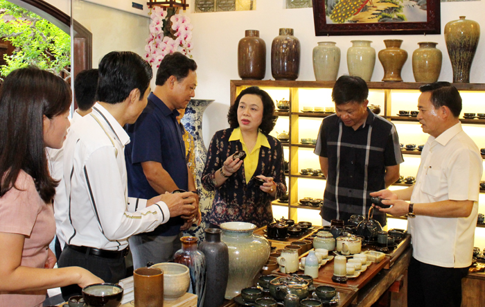 Bát Tràng cần tập trung phát triển sản phẩm OCOP gắn với du lịch làng nghề
