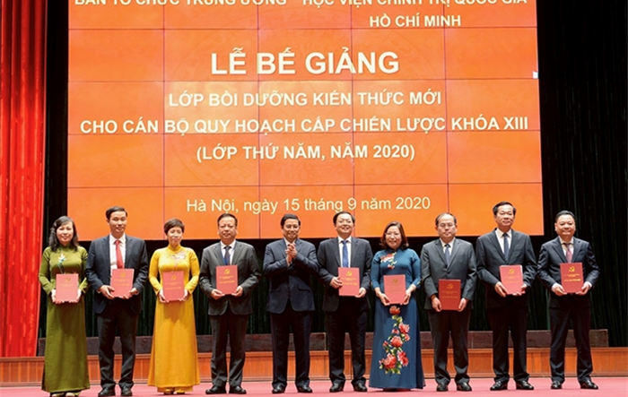 Bế giảng lớp bồi dưỡng kiến thức mới cho cán bộ quy hoạch cấp chiến lược khóa XIII