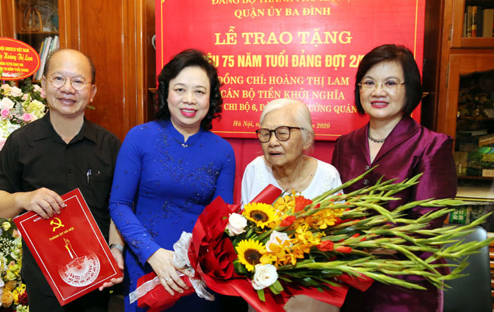Phó Bí thư Thường trực Thành uỷ Ngô Thị Thanh Hằng trao Huy hiệu 75 tuổi Đảng cho đảng viên lão thành Hoàng Thị Lam