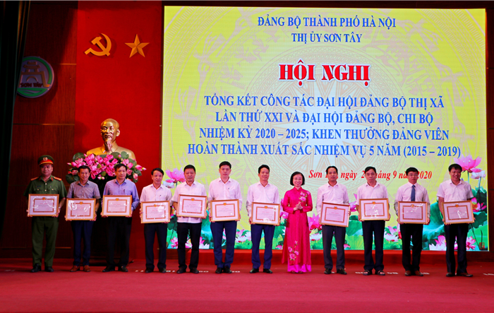 Khen thưởng 70 tập thể, cá nhân trong công tác tổ chức Đại hội đại biểu Đảng bộ thị xã Sơn Tây