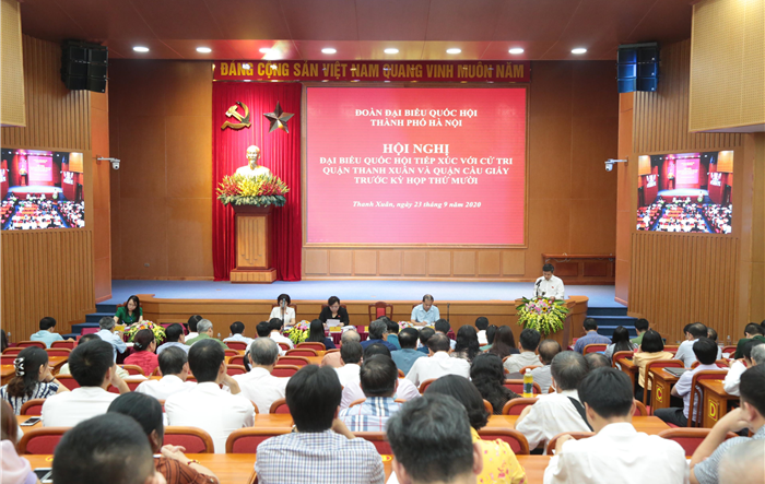 Phó Trưởng đoàn đại biểu Quốc hội Thành phố Nguyễn Thị Bích Ngọc tiếp xúc cử tri hai quận Thanh Xuân và Cầu Giấy