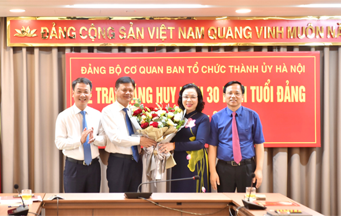 Trao Huy hiệu 30 năm tuổi Đảng cho Trưởng ban Tổ chức Thành ủy 