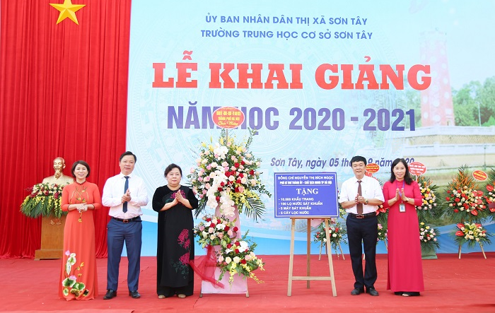 Chủ tịch HĐND Thành phố Nguyễn Thị Bích Ngọc dự Lễ khai giảng năm học mới tại thị xã Sơn Tây