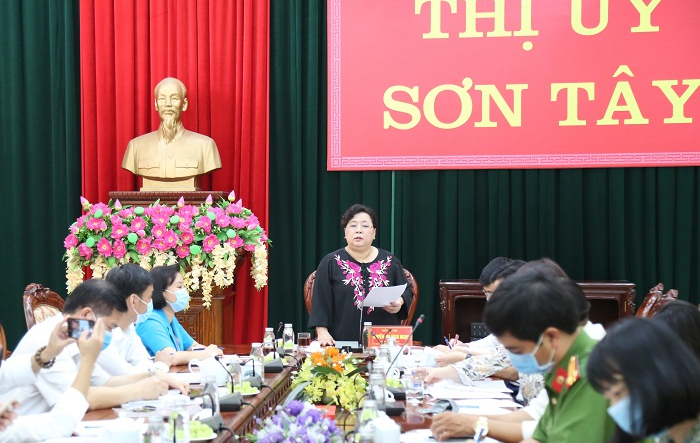 Đồng chí Nguyễn Thị Bích Ngọc kiểm tra công tác phòng, chống dịch tại thị xã Sơn Tây