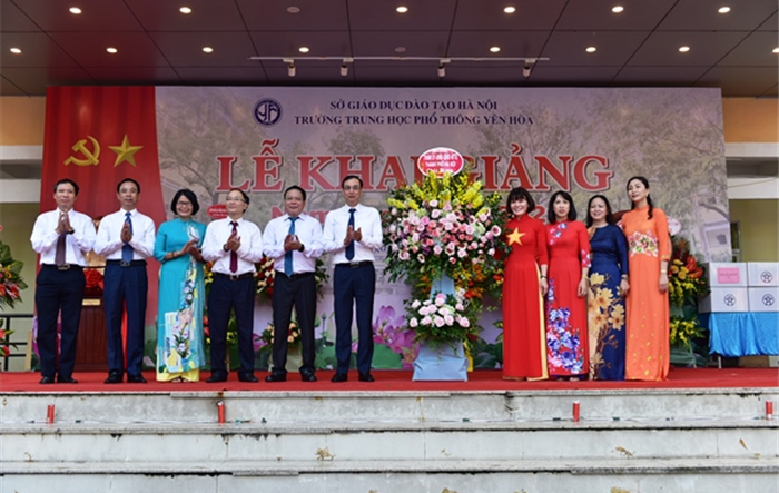 Phó Bí thư Thành ủy Đào Đức Toàn dự Lễ khai giảng tại trường THPT Yên Hòa