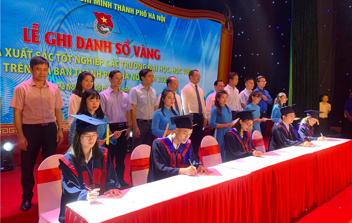 88 Thủ khoa xuất sắc năm 2020 ghi danh vào Sổ vàng của Thủ đô văn hiến anh hùng