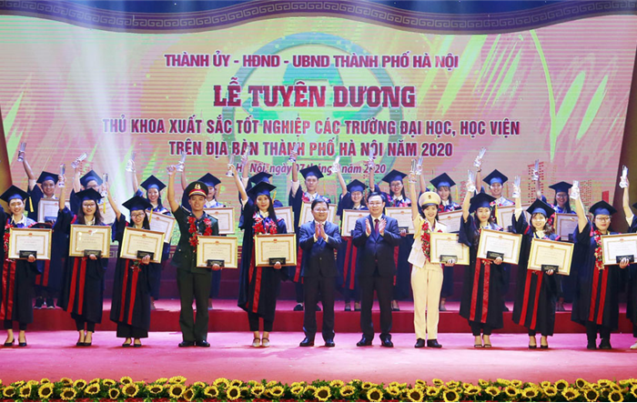 Tuyên dương 88 thủ khoa xuất sắc năm 2020