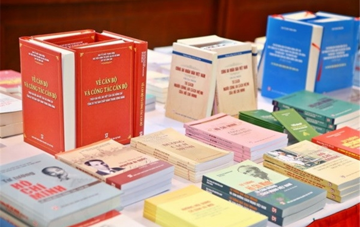 Xuất bản sách phục vụ trực tiếp cuộc đấu tranh phê phán các quan điểm sai trái, thù địch trong tình hình mới