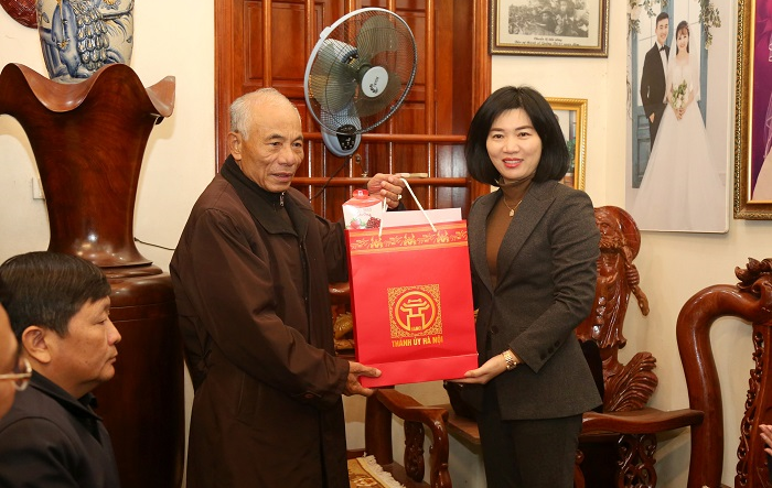 Phó Chủ tịch HĐND Thành phố Phùng Thị Hồng Hà thăm, chúc Tết các gia đình chính sách tại huyện Ứng Hòa