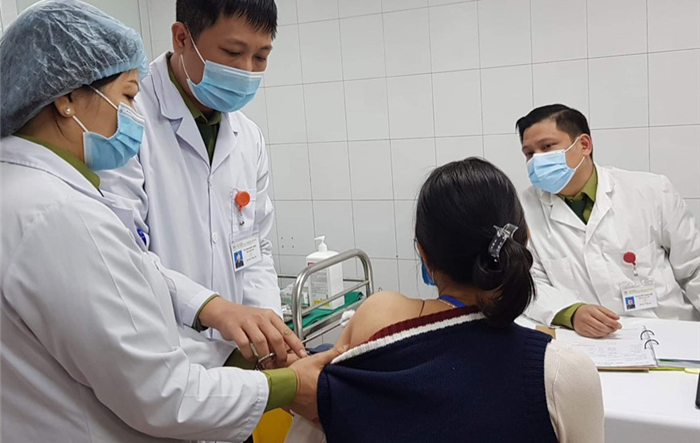 Ba người đầu tiên được tiêm thử nghiệm liều cao nhất vắc xin Covid-19 ''made in Vietnam''