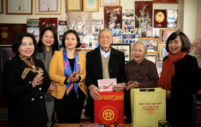 Phó Bí thư Thường trực Thành ủy Nguyễn Thị Tuyến chúc Tết gia đình chính sách quận Ba Đình